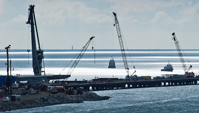 Строители начали монтировать первые блоки арки моста в Крым