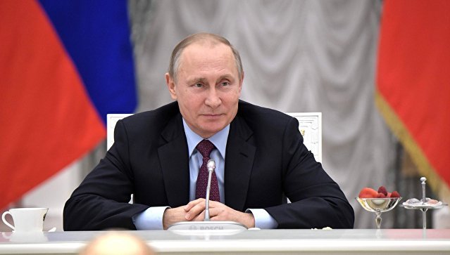 Путин о зарплатах бюджетникам: надо с дубиной стоять, чтобы их повышали