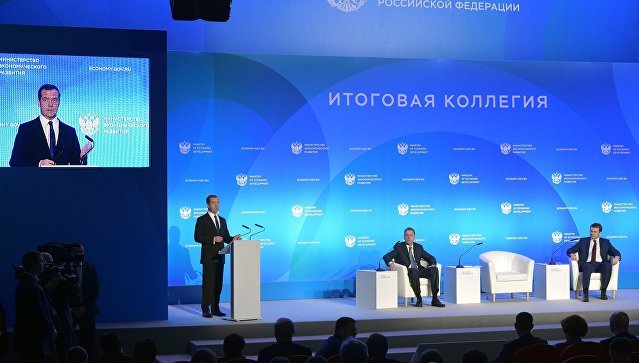 Медведев: Минфин показывает "кино страшное", а МЭР - "оптимистическое"
