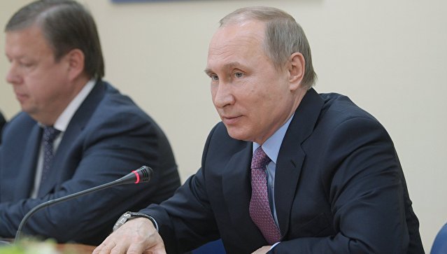 Глава комплекса "Вятское" подарил Путину огурцы собственной засолки