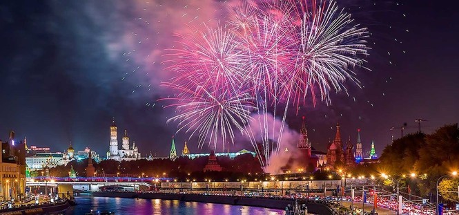 В Москве завершился праздничный салют, посвященный 72-летию Победы.