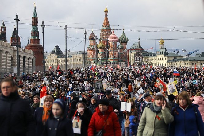 В Москве шествие на Красной площади возглавил президент Владимир Путин