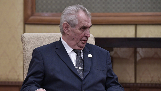 Президент Чехии и Лавров пошутили над привычкой курить