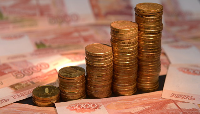 Официальный курс евро на выходные и понедельник снизился до 63,65 рубля