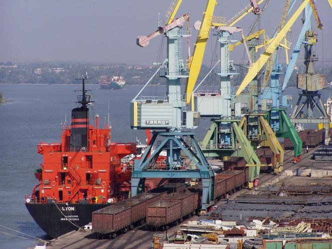 грузопотоков, проходящих по железной дороге и через морские порты Украины
