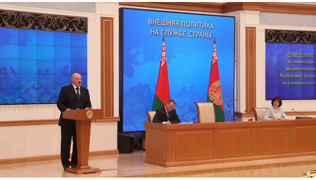 Лукашенко заявил, что Белоруссия должна "вгрызаться" в европейский рынок