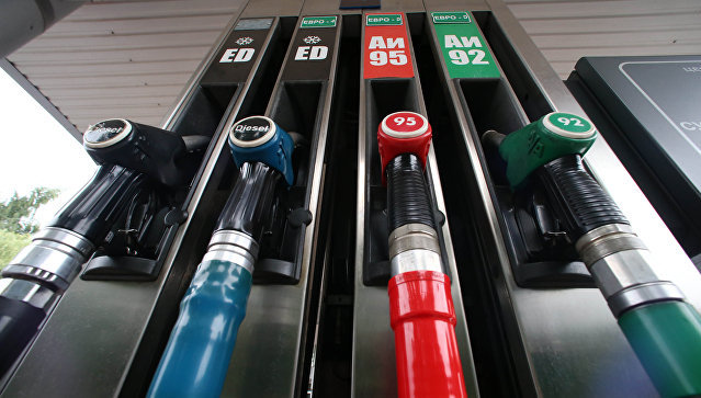 Путин заявил, что власти не позволят задирать цены на бензин
